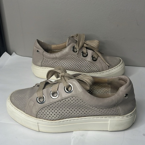 AGL Sz 37 US 7 Attilio Giusti Leombruni
Perforated Platform Talc Leather Sneaker - Picture 1 of 10